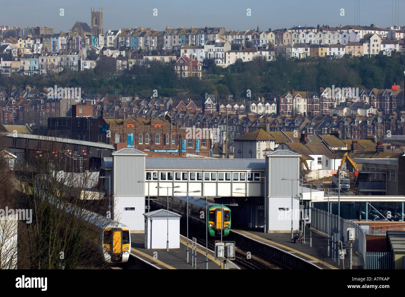 La gare la ville de Hastings dans le Sussex avec vue sur Hastings et St Leonards en arrière-plan Banque D'Images