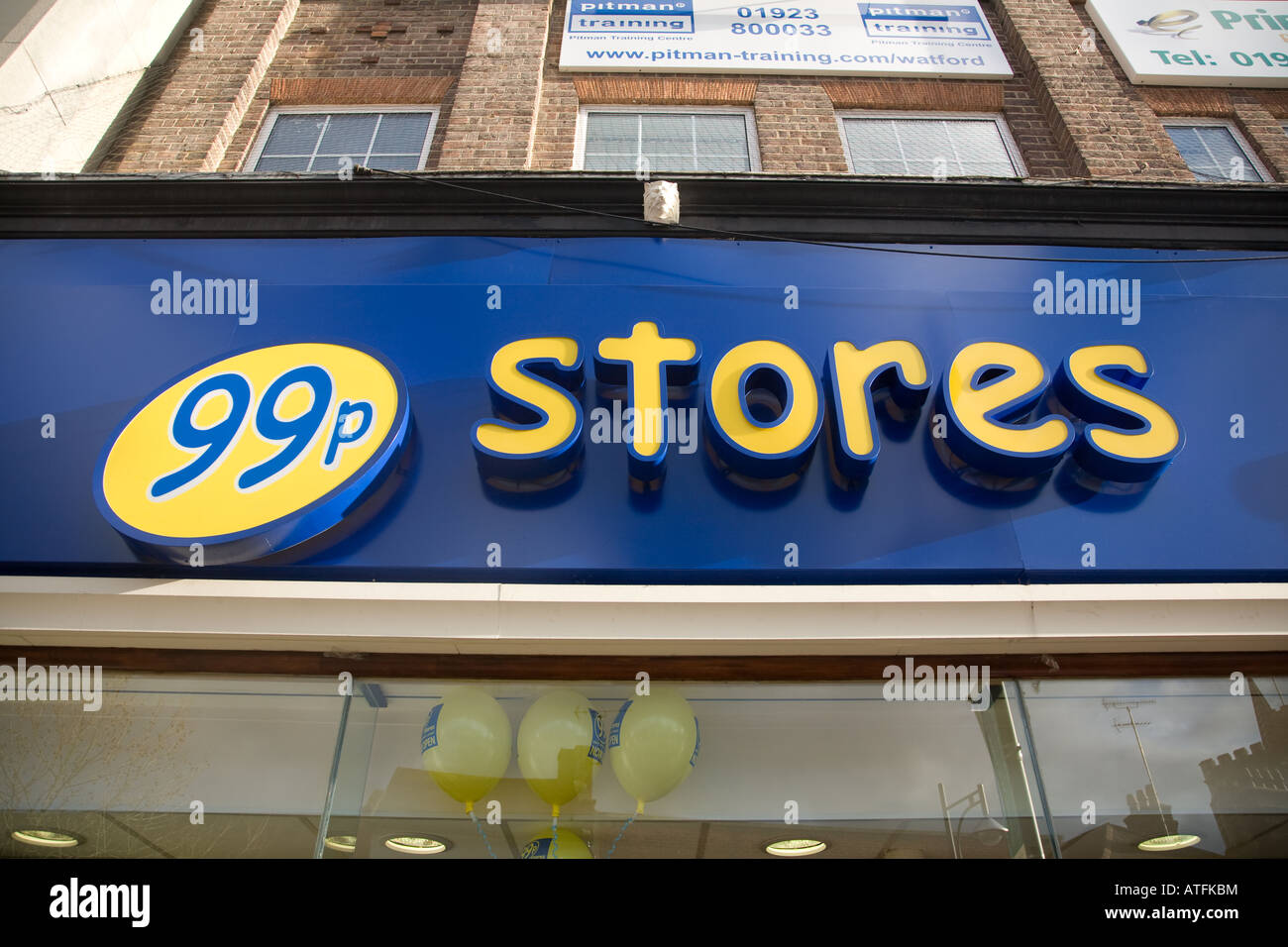 Le 99p store à Watford high street Banque D'Images