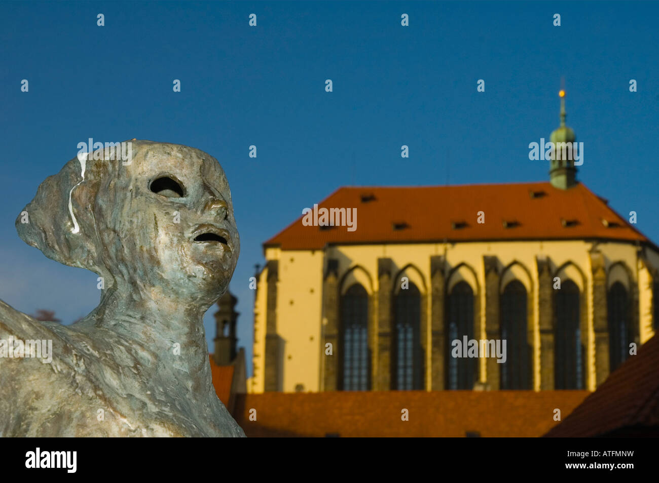 Statue en Frantiskanska zahrada jardins avec l'église de Panna Maria Snezna en arrière-plan à Prague République Tchèque Banque D'Images