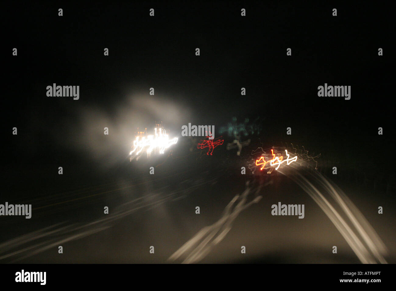 La conduite de nuit sur les routes dans moins de trafic permet aux conducteurs de faire un meilleur temps, mais peut sembler à certains solitaires magique pour d'autres Banque D'Images