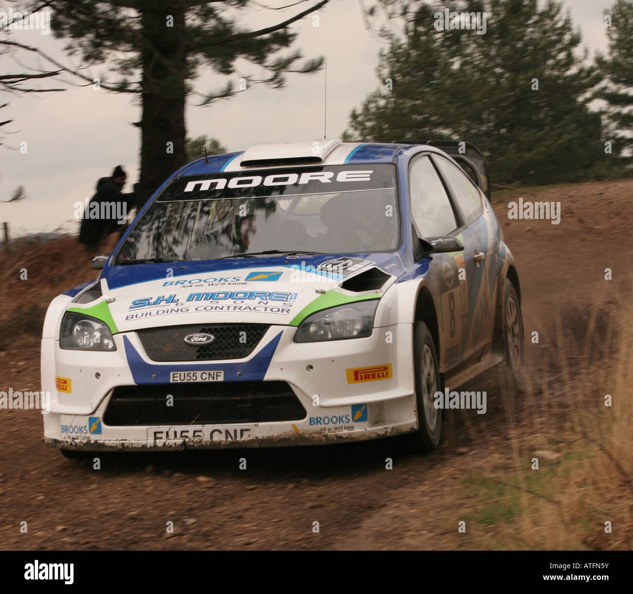 Ford Focus WRC voiture carbonique à travers la campagne Banque D'Images