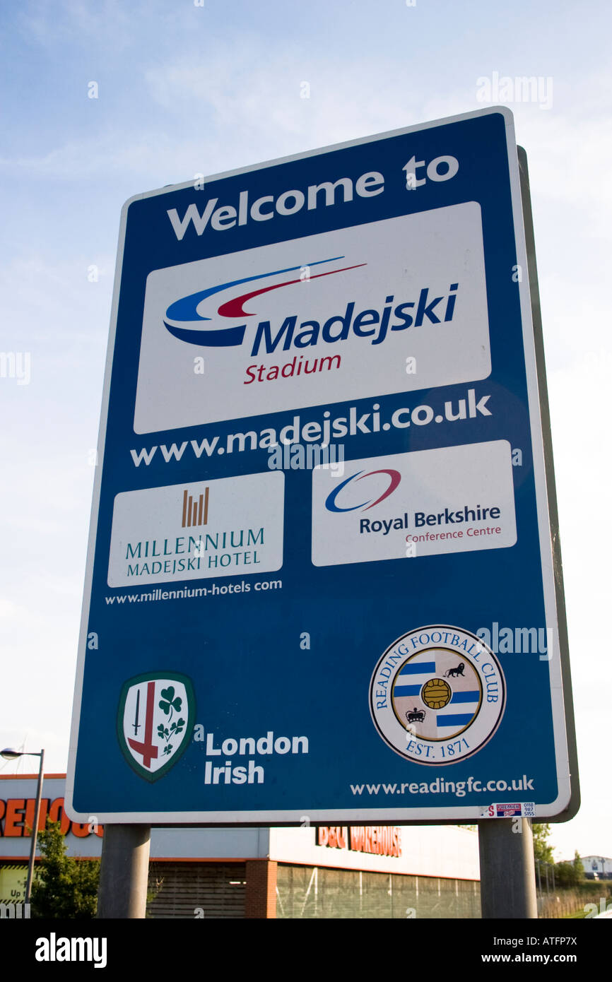 Bienvenue au Madejski Stadium Road sign in Reading Berkshire Banque D'Images