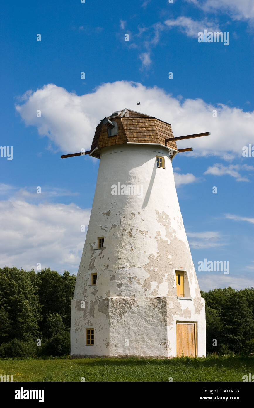 Ancien moulin à vent un ciel nuageux Banque D'Images