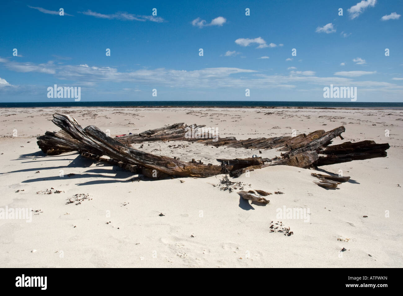 Vestiges de l'épave d'un bateau en bois sur une plage l'Ecosse Banque D'Images
