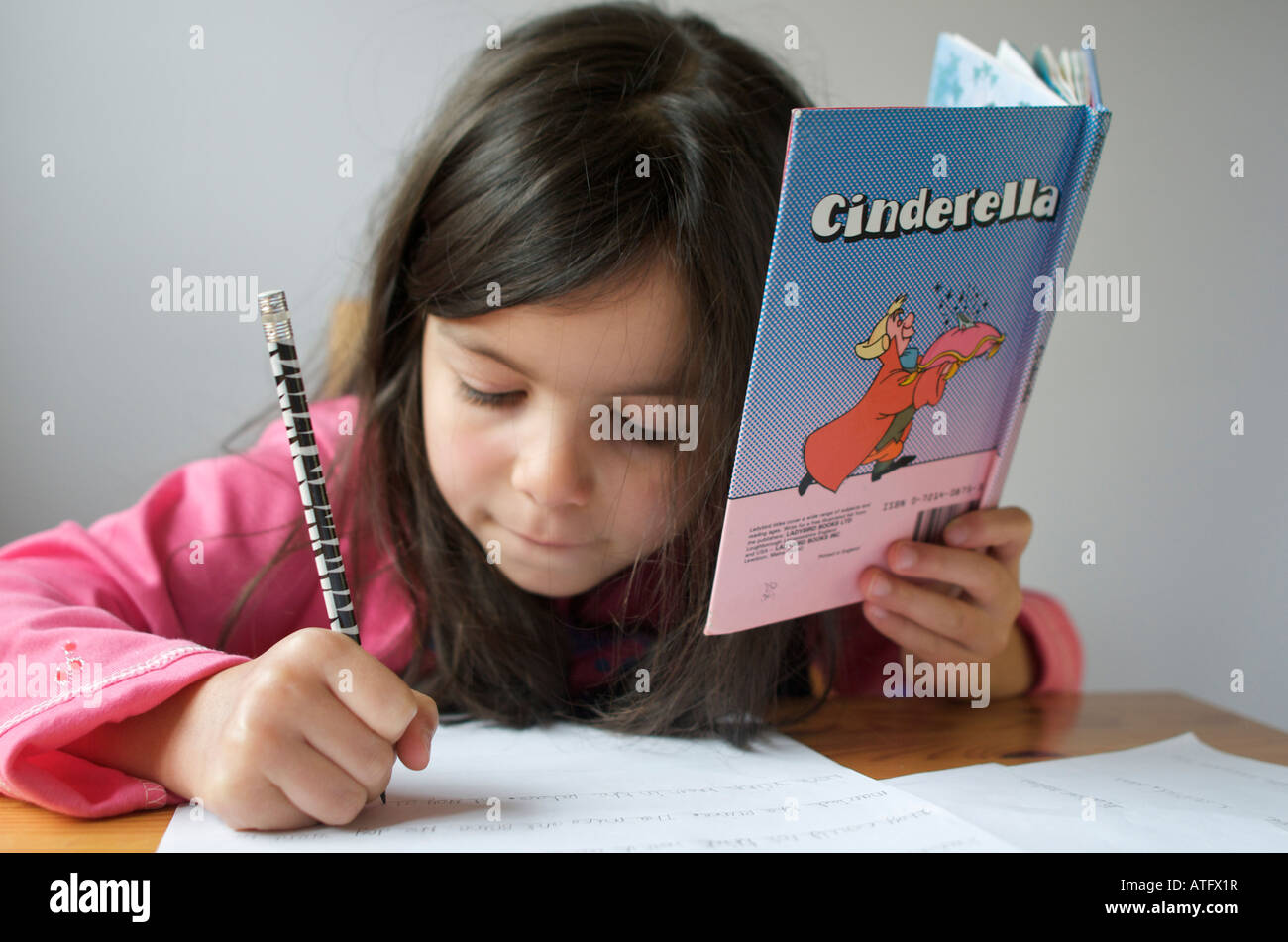Faire des devoirs de l'enfant Banque D'Images