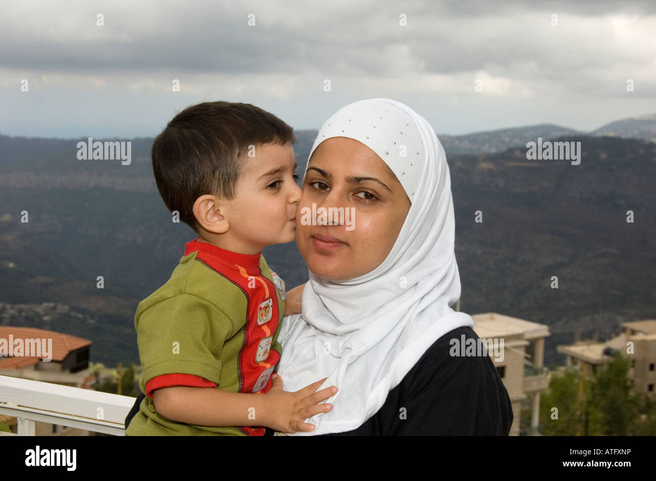 Trois musulmans ans boy kissing sa mère Banque D'Images
