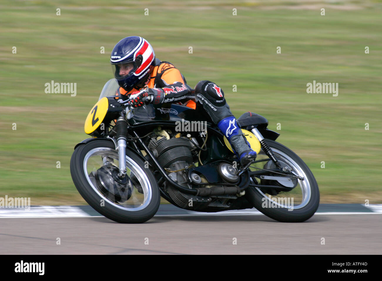 1959 électrique Norton avec Gerhard Berger au Goodwood Revival, Sussex, UK. Banque D'Images