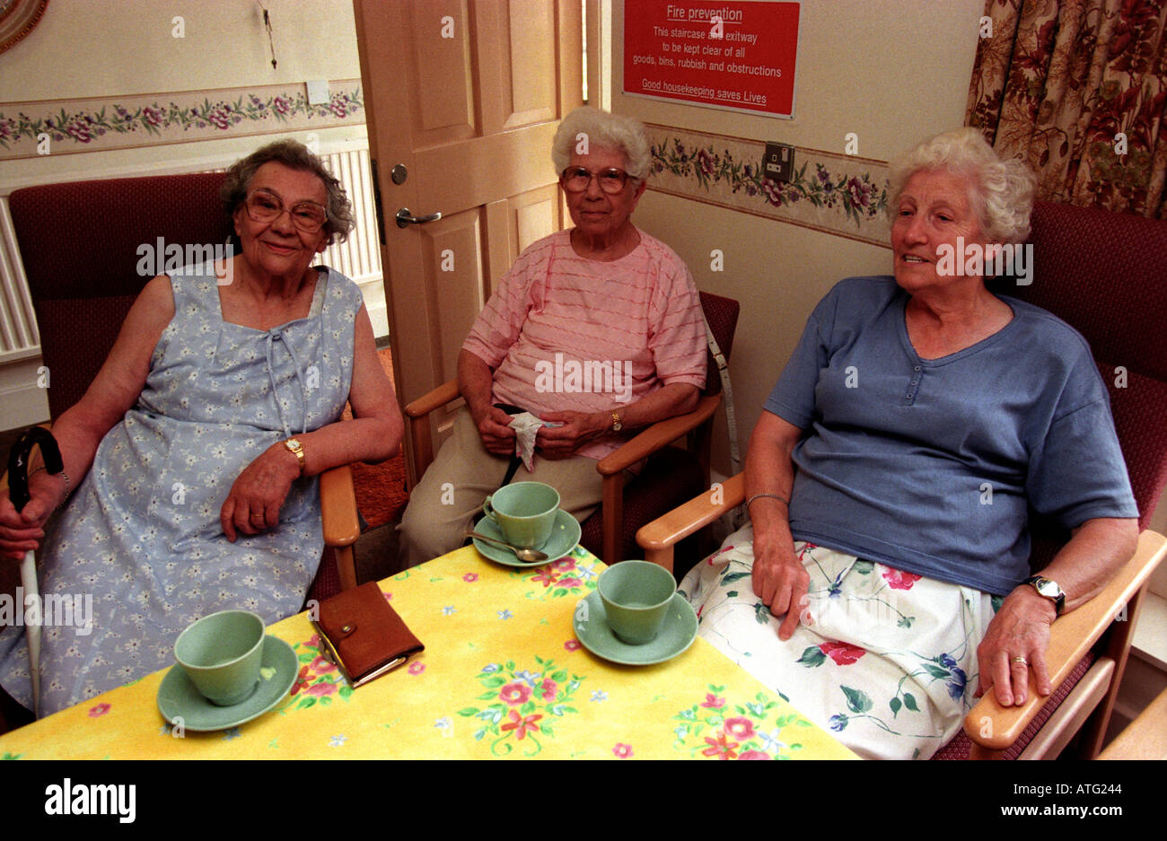 Trois dames âgées ayant un thé l'après-midi Hillingdon Middlesex England UK Banque D'Images