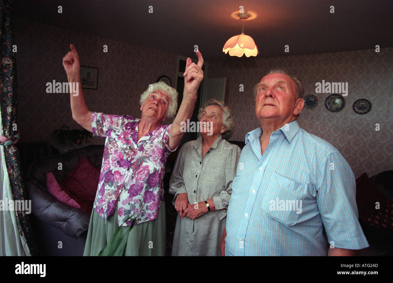 Trois personnes âgées dans le programme de logement à l'abri de discuter des améliorations à monter, Hillingdon, London, UK. Banque D'Images