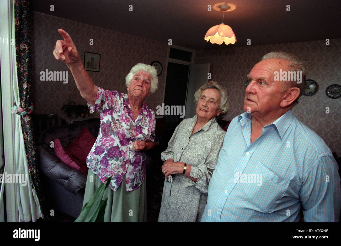Trois personnes âgées dans l'abri logement discuter des améliorations DIY Middlesex Hillingdon UK Banque D'Images