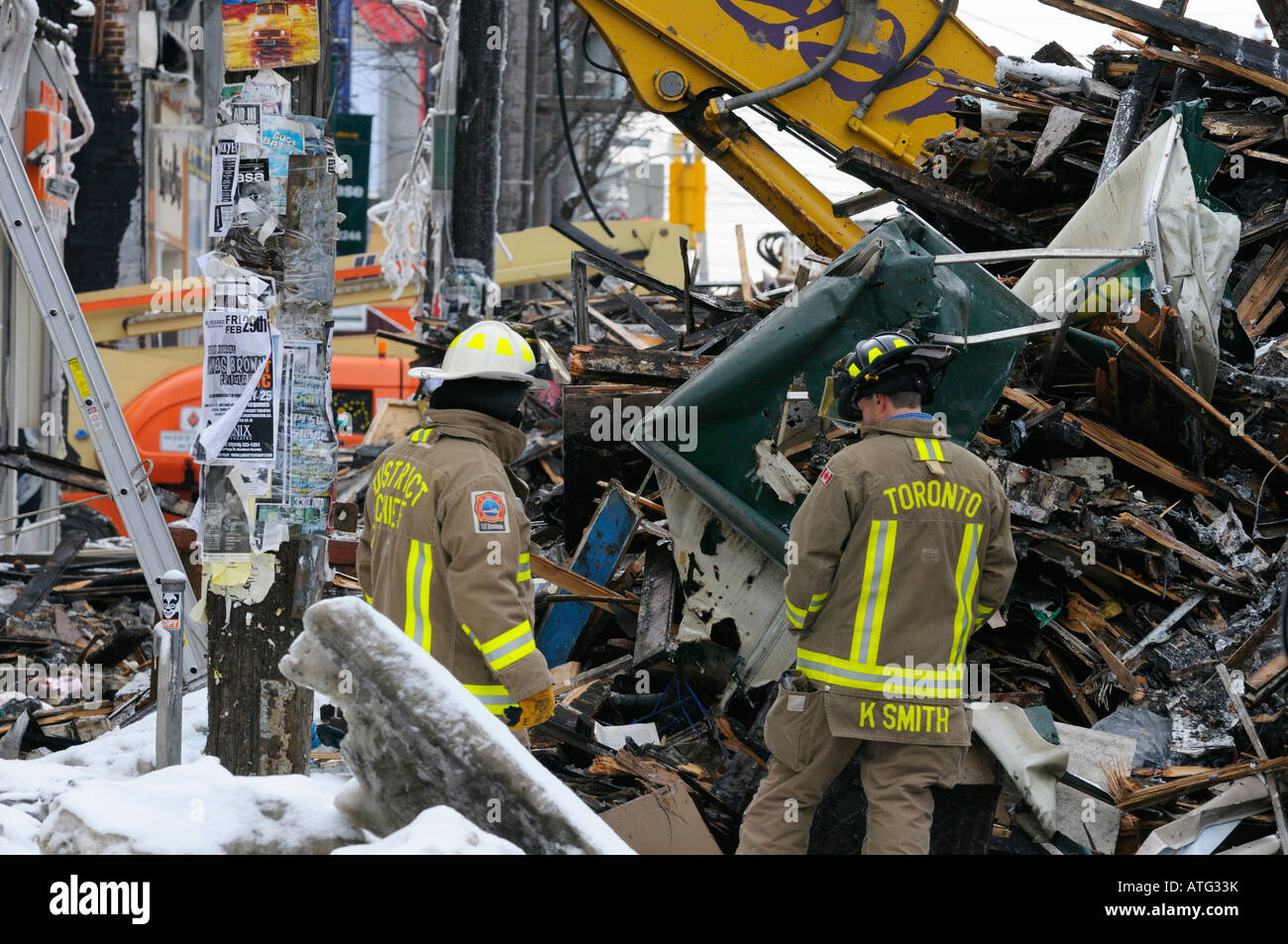 Les pompiers l'arpentage décombres de bâtiments Victoriens après incendie rue Queen Ouest à Toronto le 20 février 2008 Banque D'Images