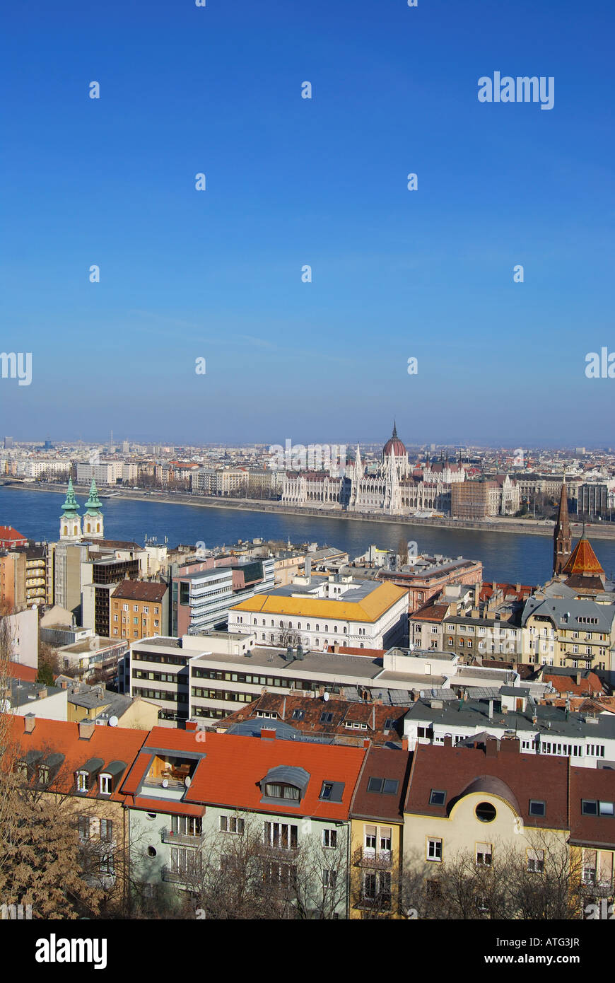 Vue sur la ville à partir du Bastion des Pêcheurs, le quartier du château de Buda, à Budapest, Hongrie Banque D'Images