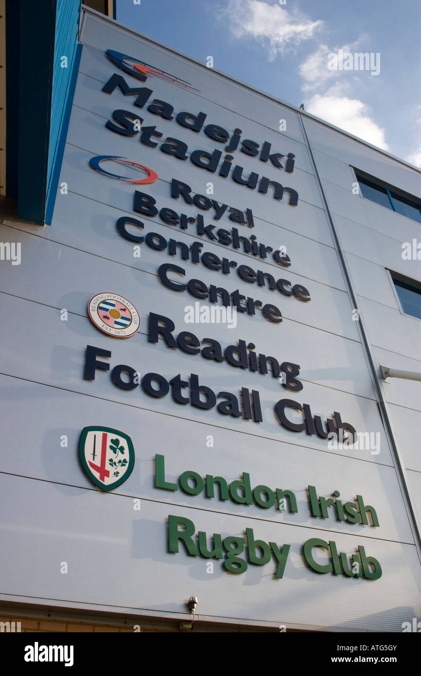 Inscrivez-vous sur l'extérieur du stade Madejski Reading Berkshire Banque D'Images