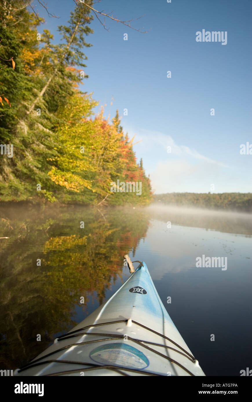 Kayak bleu lumineux et arc de couleur à l'automne sur un affluent de la  calme Rivière Saint-Jean Nouveau-Brunswick Canada Photo Stock - Alamy
