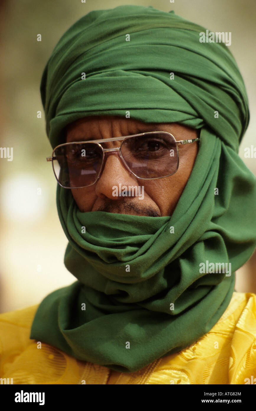 Ballayara, au Niger. Homme touareg, voile, lunettes de soleil Photo Stock -  Alamy