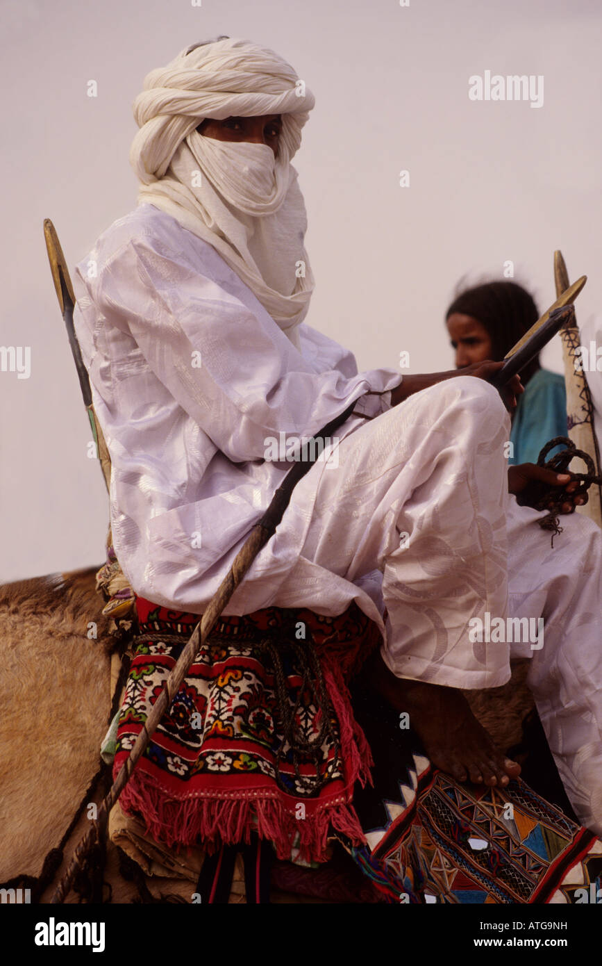 In-Gall, près d'Agadez, au Niger. Sur son chameau touareg au congrès annuel de l'cure salé, Rassemblement annuel des nomades Touaregs dans le nord du Niger. Banque D'Images