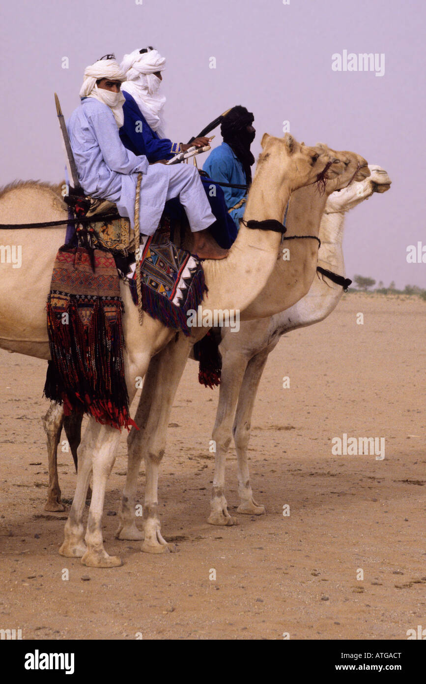 In-Gall, près d'Agadez, au Niger. Touaregs sur des chameaux à cure annuelle Salé, Rassemblement annuel des nomades Touaregs dans le nord du Niger Banque D'Images
