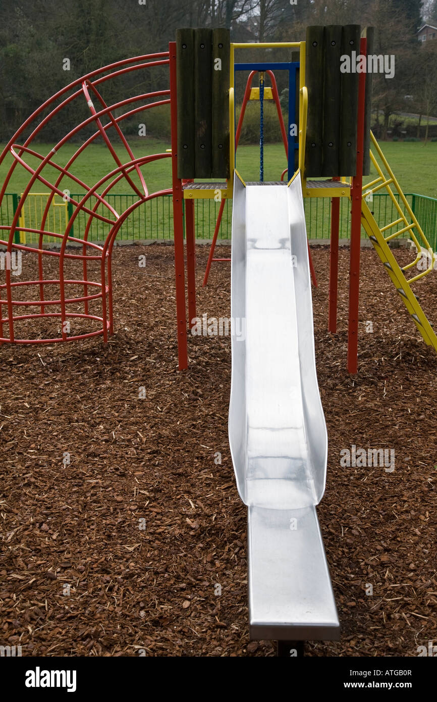 Faites glisser l'enfant dans une aire de jeux, Haslemere, Surrey, Angleterre. Banque D'Images