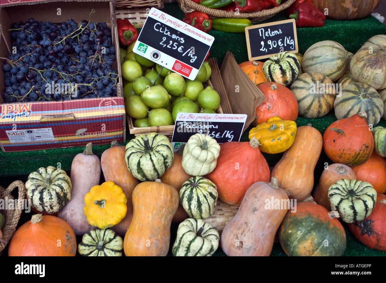 Perpignan, France, STILL Life Farmer's Market aliments biologiques en automne légumes frais sur Afficher les prix locaux des aliments, approvisionnement durable Banque D'Images