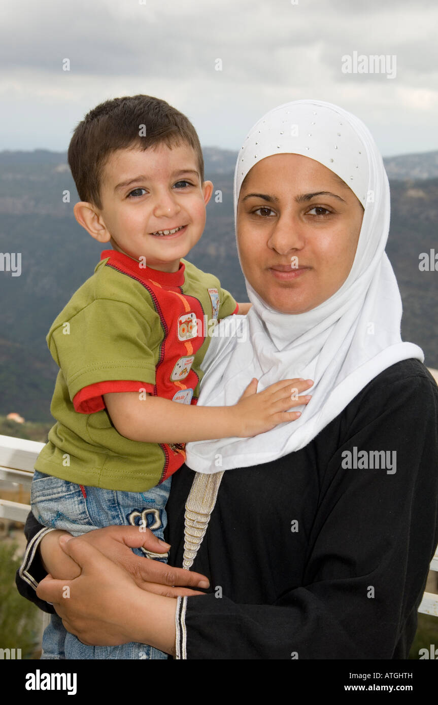 Mère musulmane portant le hijab la tenue de trois ans fils Banque D'Images