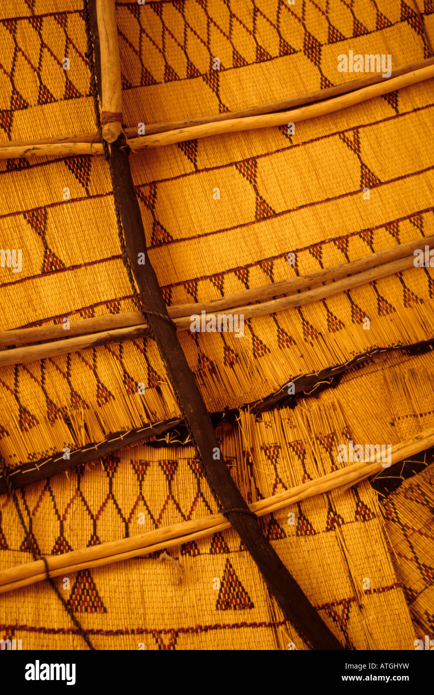 Agadez, Niger. Plafond à l'intérieur d'un abri touareg. Couché sur un s retour sur un lit touareg c'est l'avis au-dessus. Banque D'Images Agadez, Niger. Plafond à l'intérieur d'un abri touareg. Couché sur un s retour sur un lit touareg c'est l'avis au-dessus. Banque D'Images