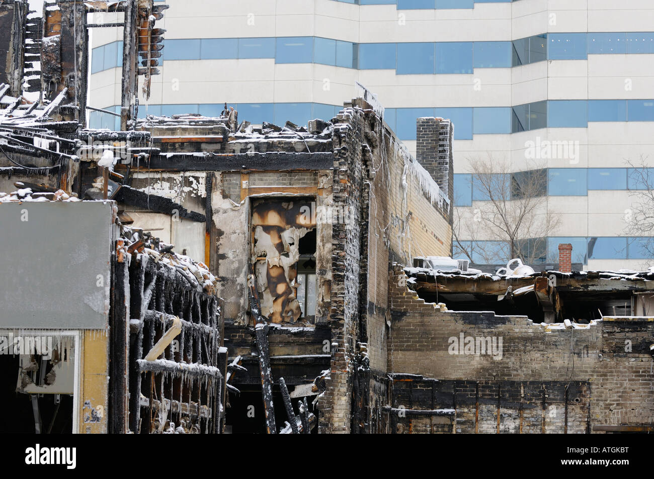 Burnt Out bâtiments victoriens, rue Queen Ouest Toronto après un incendie le 20 février 2008 avec les glaçons et d'une tour à bureau en arrière-plan Banque D'Images