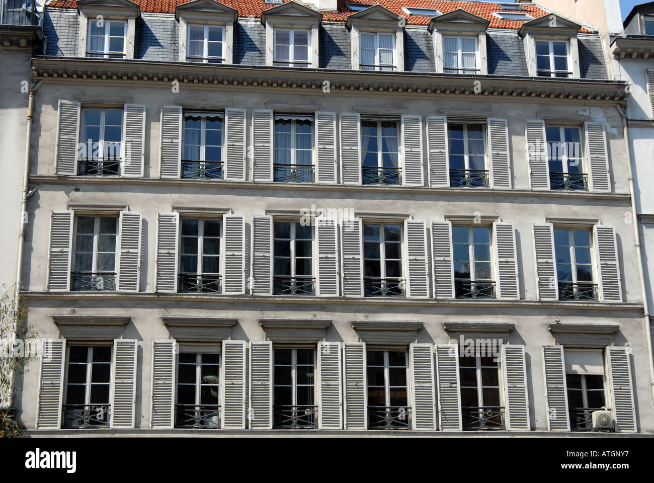 Quadrillage des fenêtres à volets sur la Rive Gauche de Paris France Banque D'Images