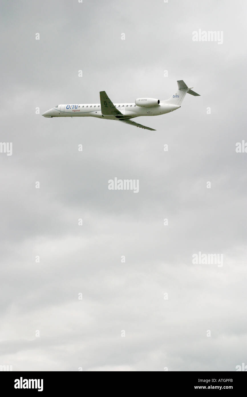 BMI regional jet passagers décollant de l'aéroport de Leeds Bradford Banque D'Images