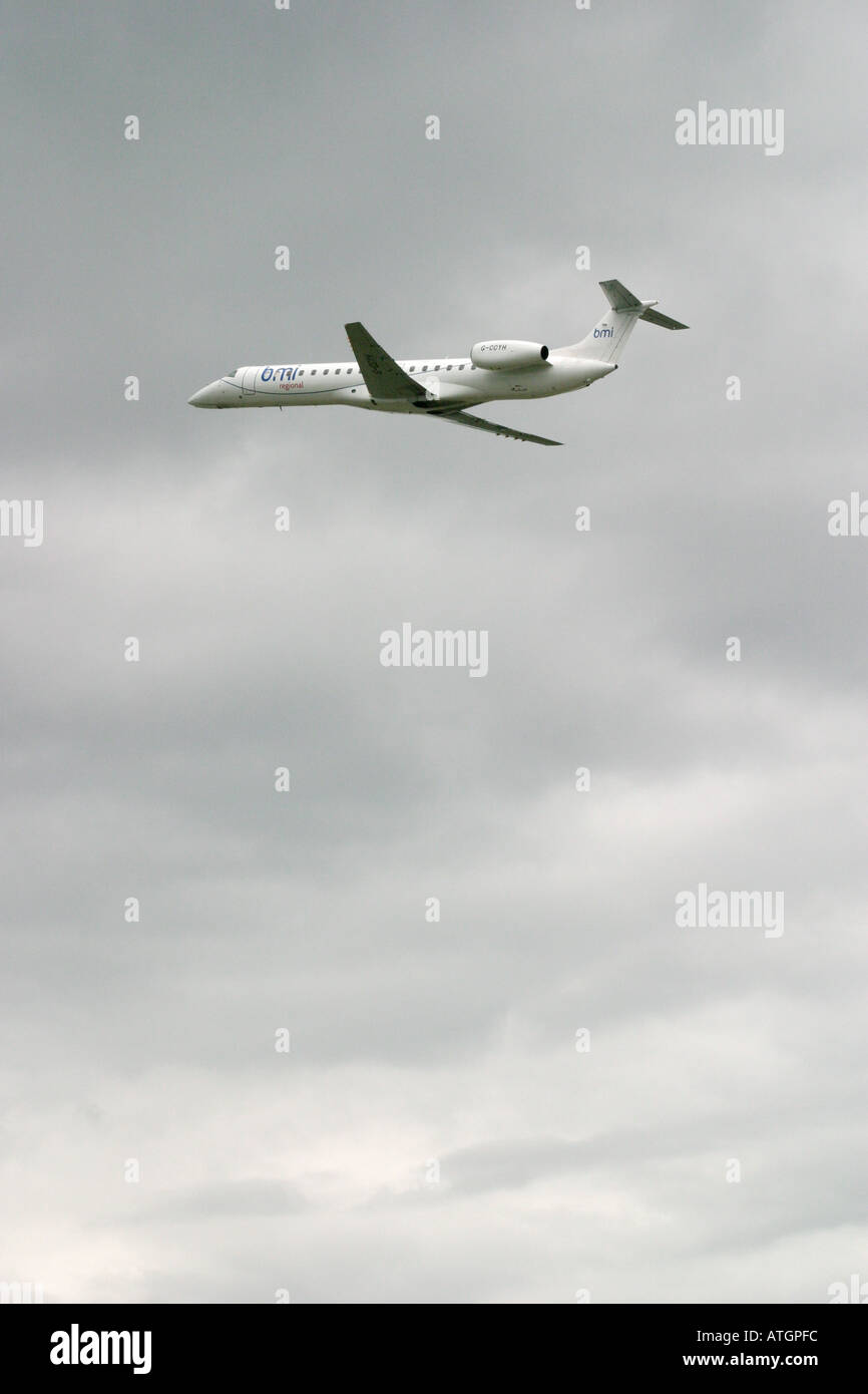 BMI regional jet passagers décollant de l'aéroport de Leeds Bradford Banque D'Images