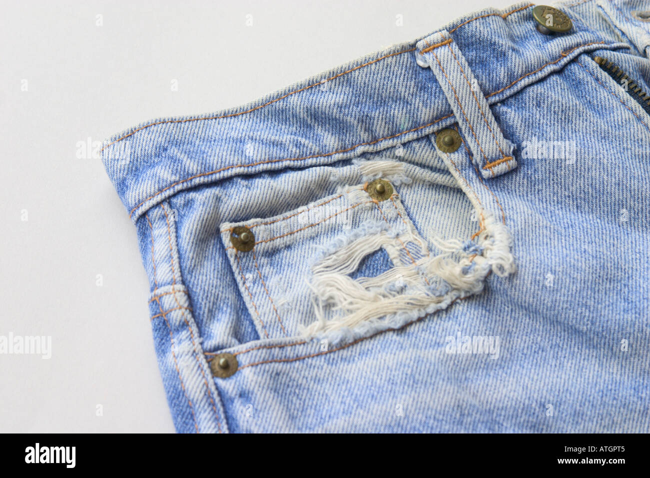 Jeans usés avec poche effilochés Banque D'Images