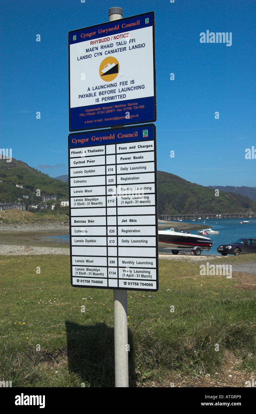 Avis informant du lancement d'honoraires à Barmouth sur l'estuaire de Mawddach, Gwynedd, Pays de Galles Banque D'Images