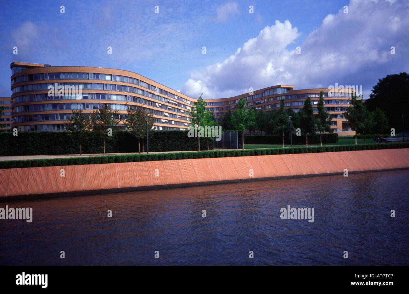 Vue sur le bâtiment résidentiel du complexe fédéral Snake pour les employés du gouvernement conçu par l'architecte Georg Bumiller sur la rivière Spree à Berlin en Allemagne Banque D'Images