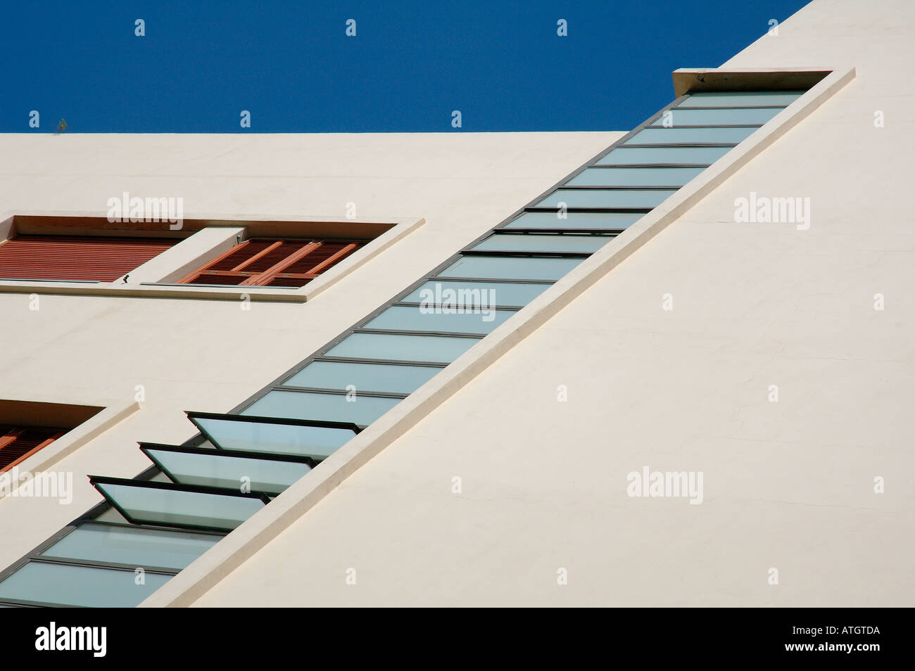 Escalier géométrique des fenêtres d'un bâtiment de style architecture Bauhaus dans Frug street centre de Tel Aviv ISRAËL Banque D'Images