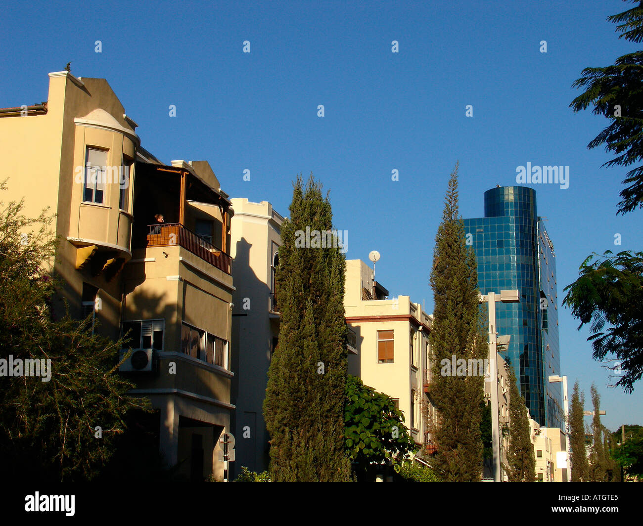 L'architecture typique le long du Boulevard Rothschild dans le centre-ville de Tel Aviv, Israël Banque D'Images