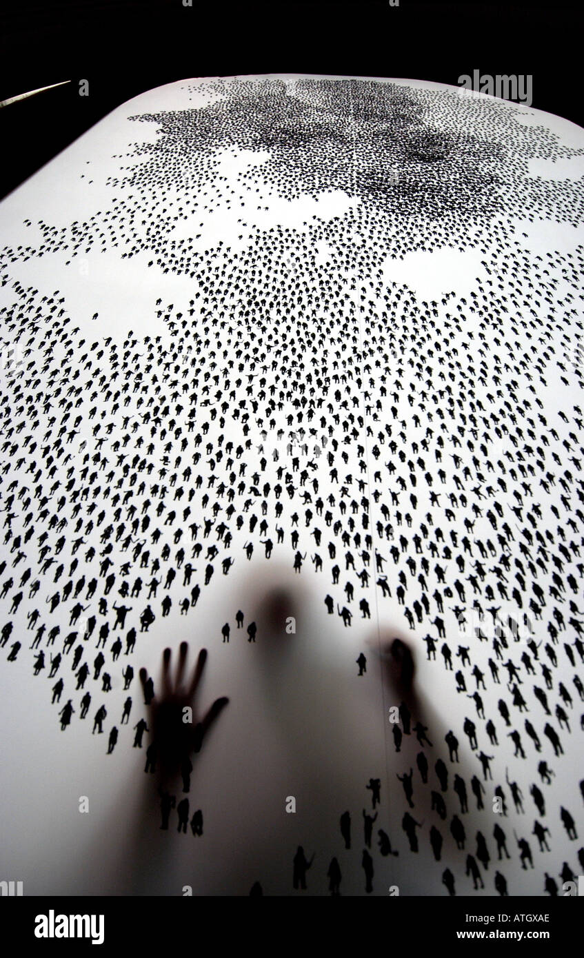 Laborieusement artiste attire dix mille petits personnages humains sur un écran à Fabrica Art Gallery Brighton UK Banque D'Images