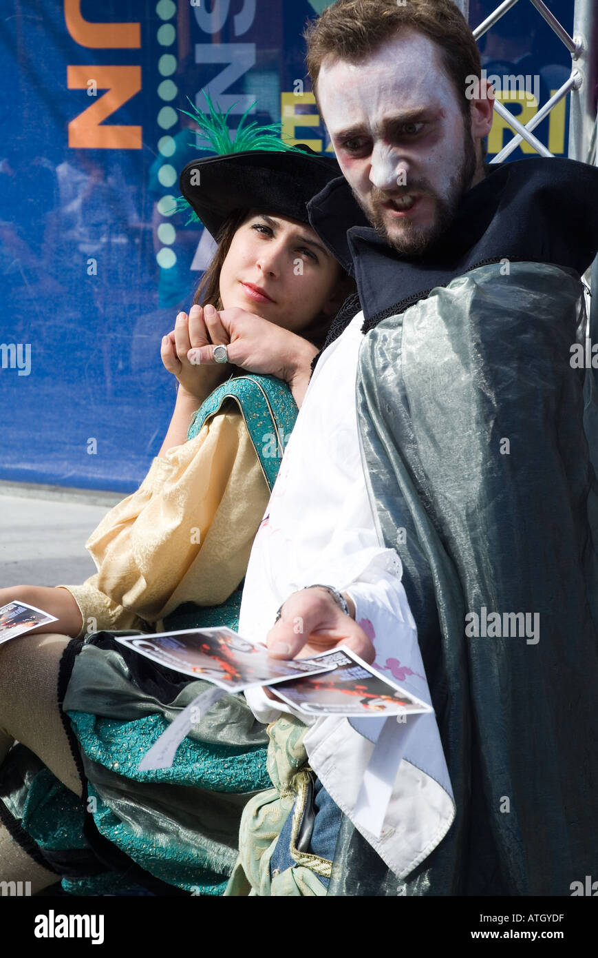 dh Edinburgh Fringe Festival ROYAL MILE EDINBURGH les acteurs Fringe faisant la publicité de leur spectacle UN serviteur de deux maîtres exécutent des acteurs de scène Banque D'Images