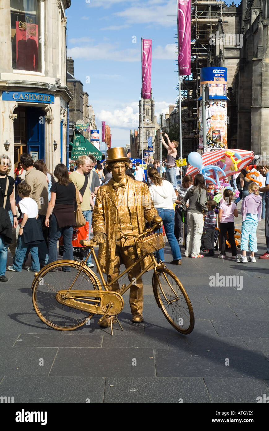 dh Edinburgh Fringe Festival ROYAL MILE EDINBURGH SCOTLAND Street performance robe dorée et statue de vélo spectacle de foule Banque D'Images