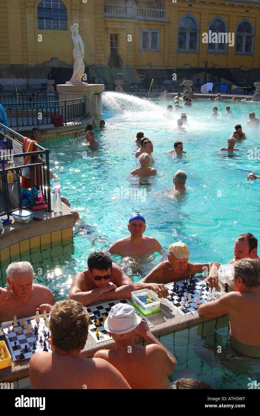 Piscine thermale de plein air, des bains Szechenyi, Varosliget, Pest, Budapest, Hongrie Banque D'Images