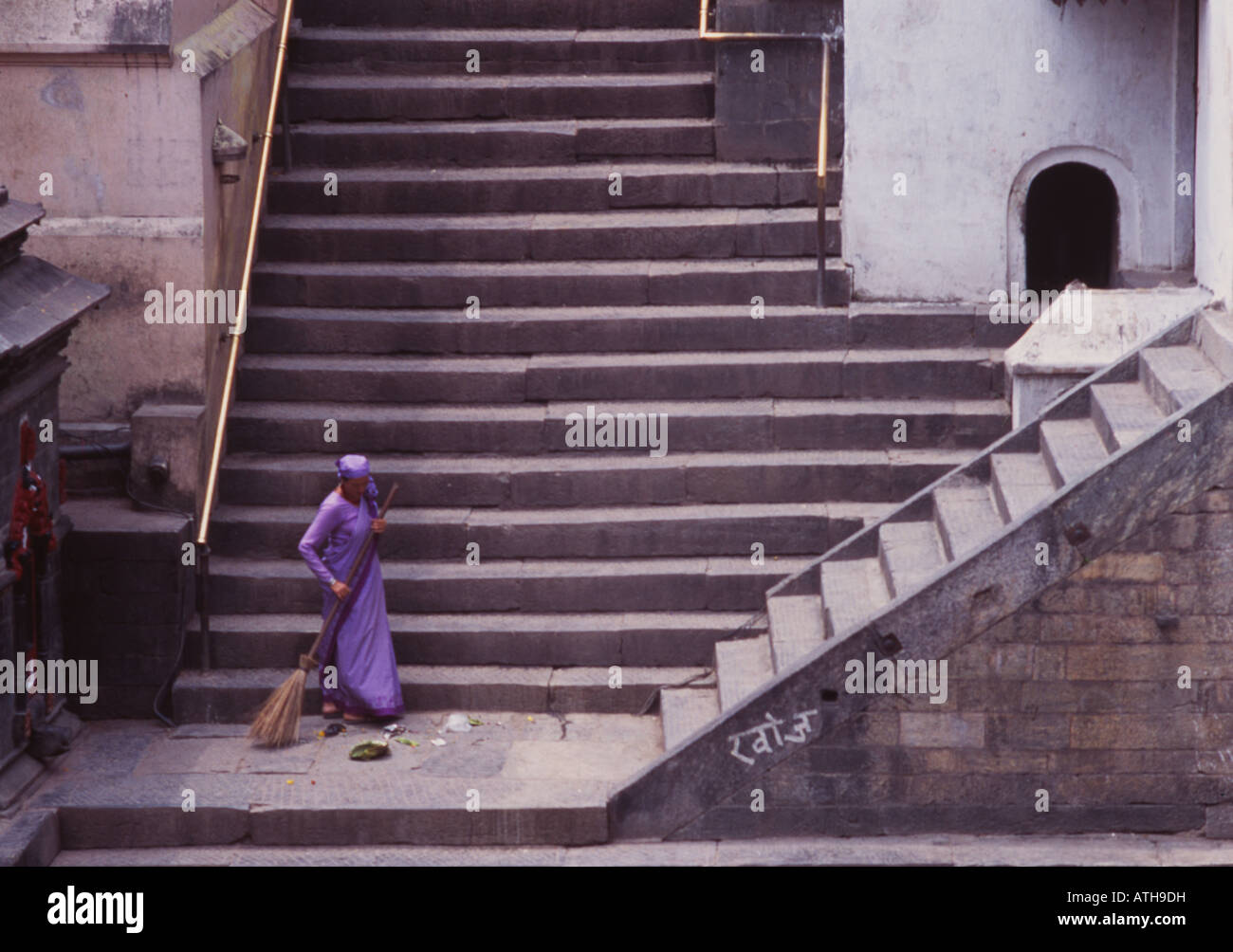 Femme en sari, temple de Pashupatinath, Népal ghats Banque D'Images