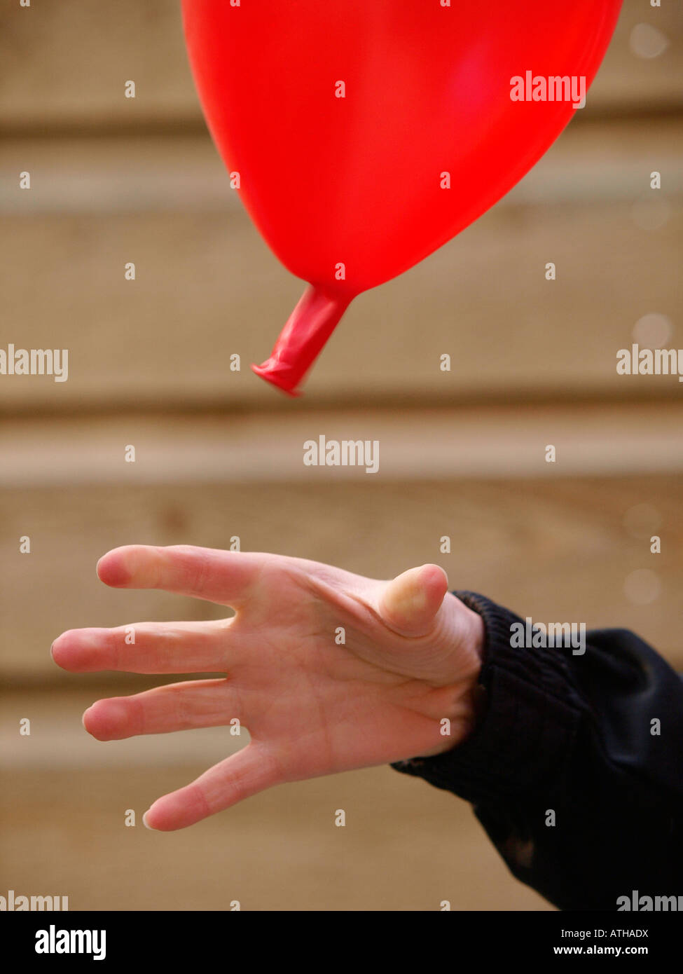 La main de l'enfant laisser vont de ballon qui vole à cause de la pression d'air Banque D'Images