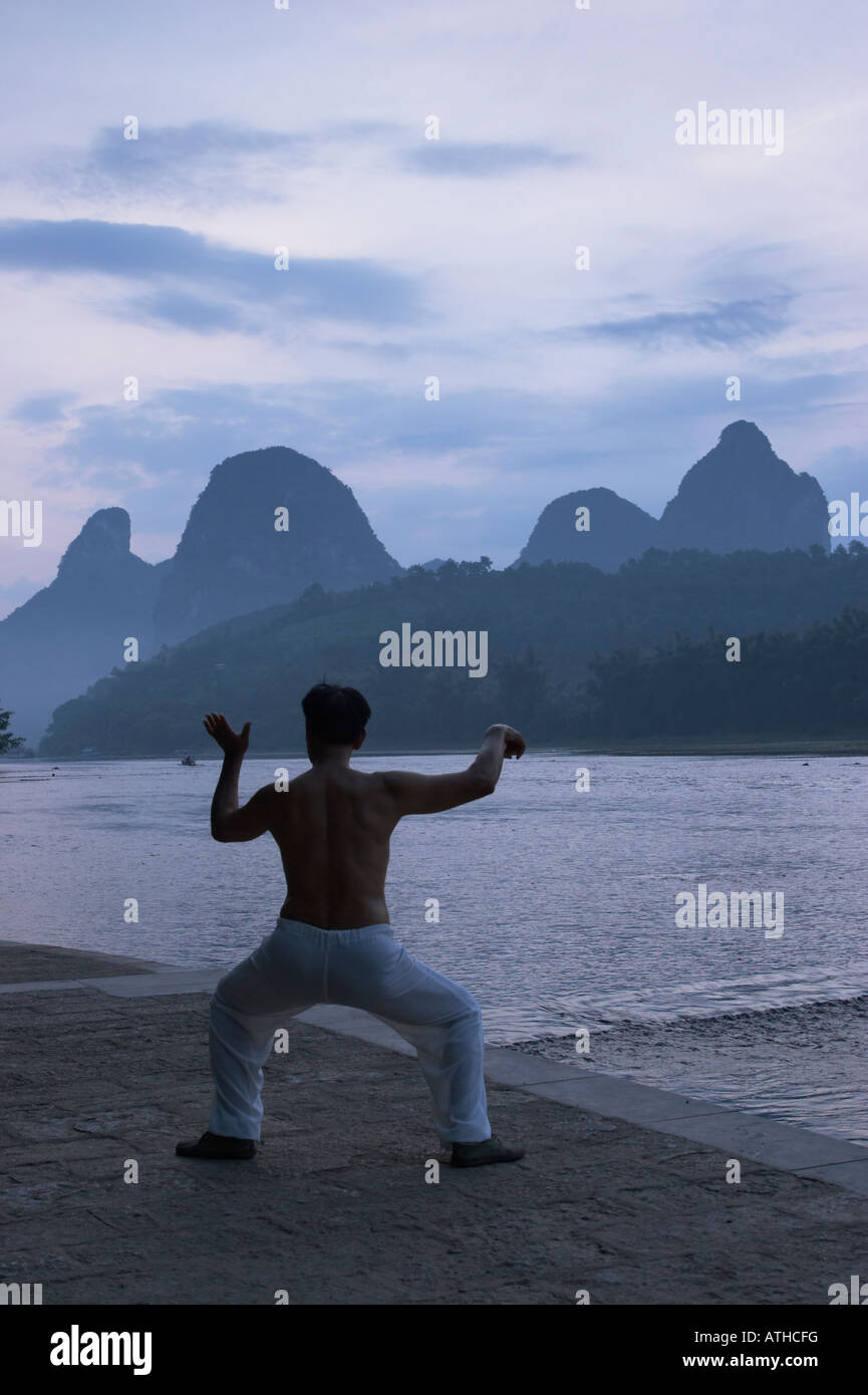 Man Practicing Tai Chi à l'aube, Yangshuo, Guangxi, Chine Banque D'Images