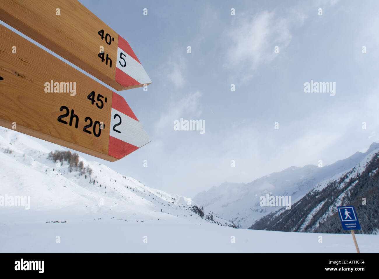 Sentier de montagne AVS signes, Italie Photo Stock - Alamy