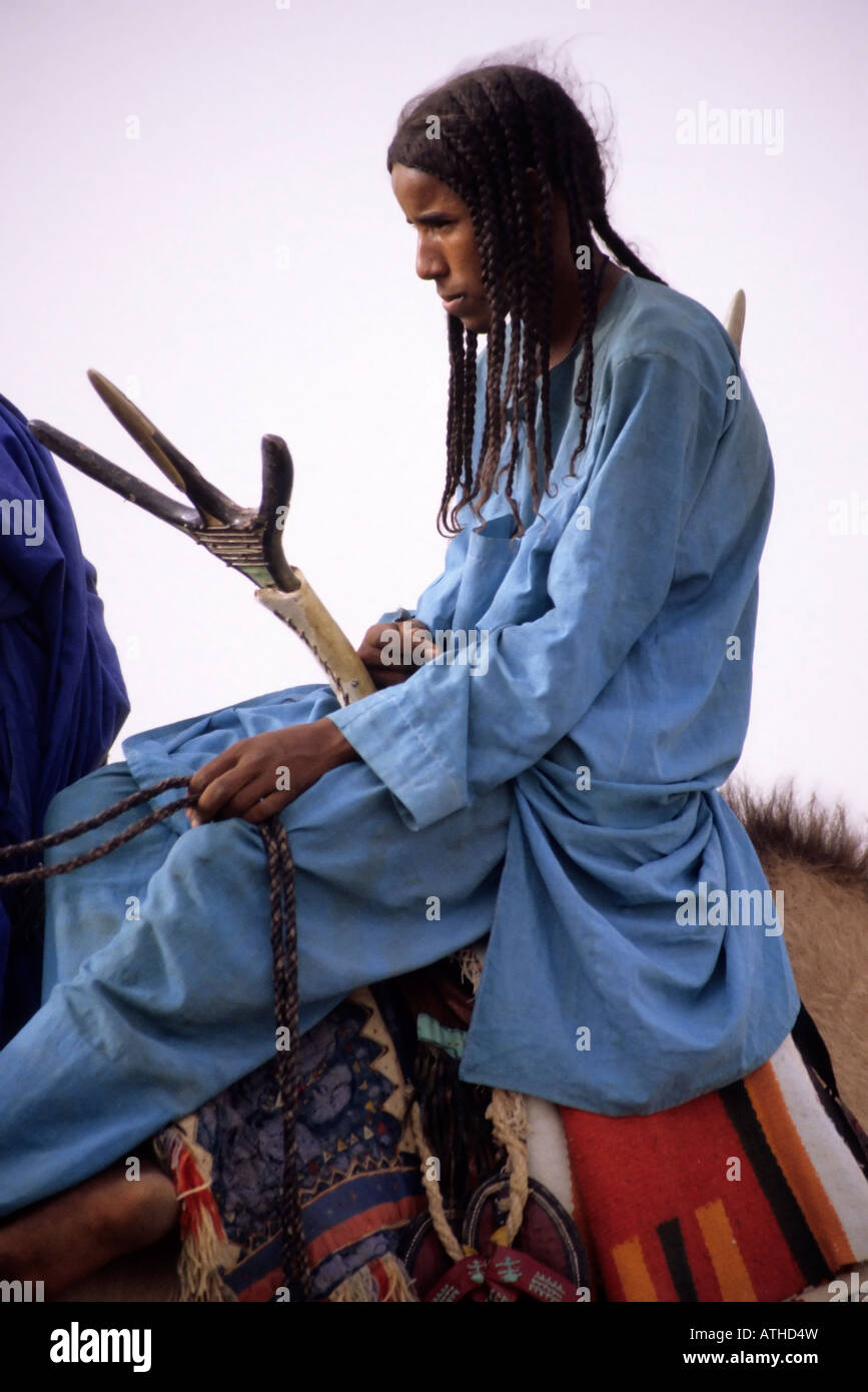 In-Gall, près d'Agadez, au Niger. Jeune homme touareg sur chameau, visible de selle Banque D'Images