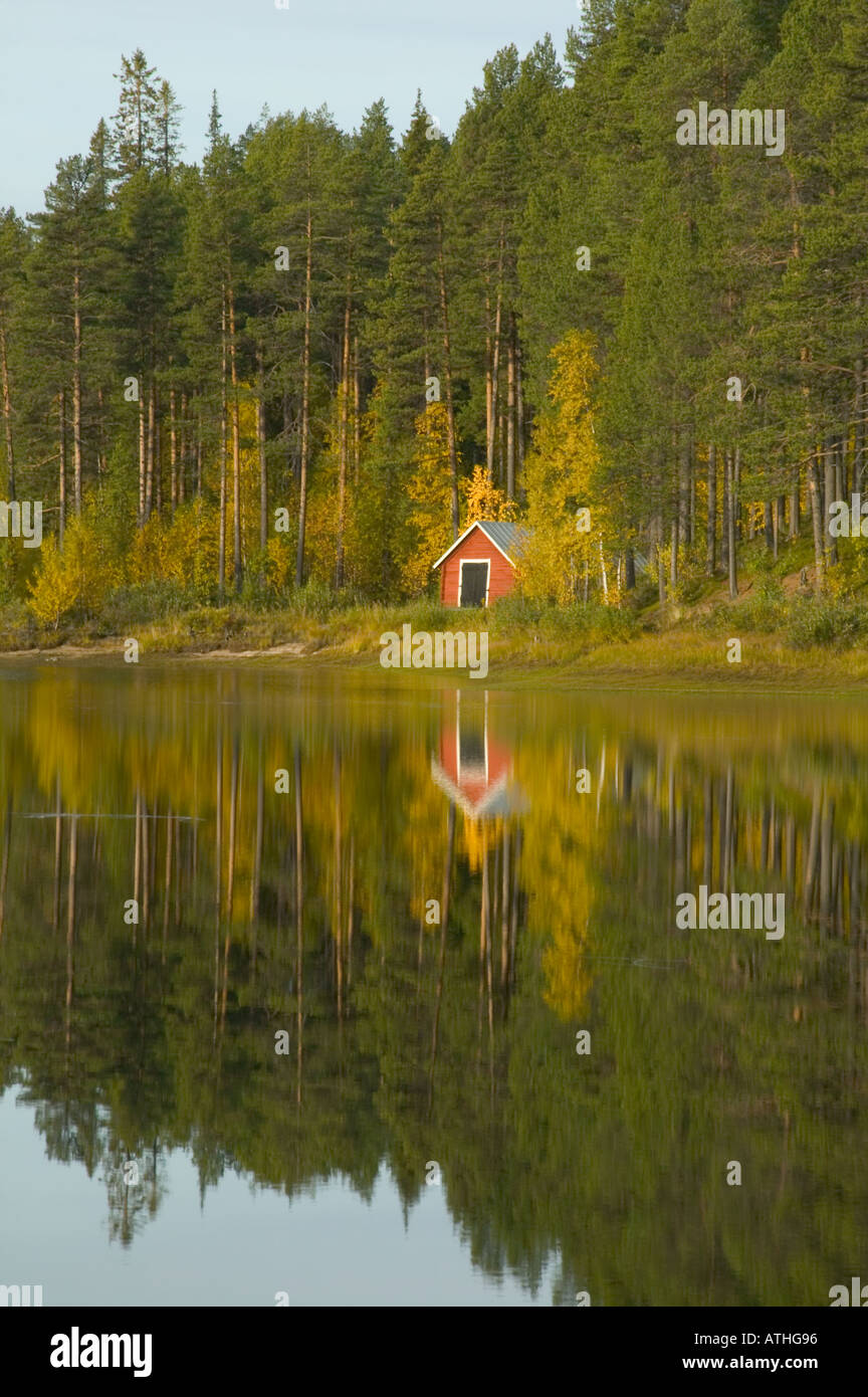 Une cabane au bord du lac nr Jokkmokk Suède Laponie Banque D'Images