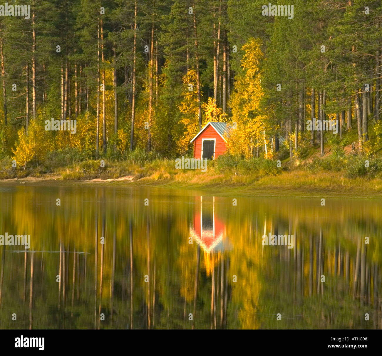 Une cabane au bord du lac nr Jokkmokk Suède Laponie Banque D'Images