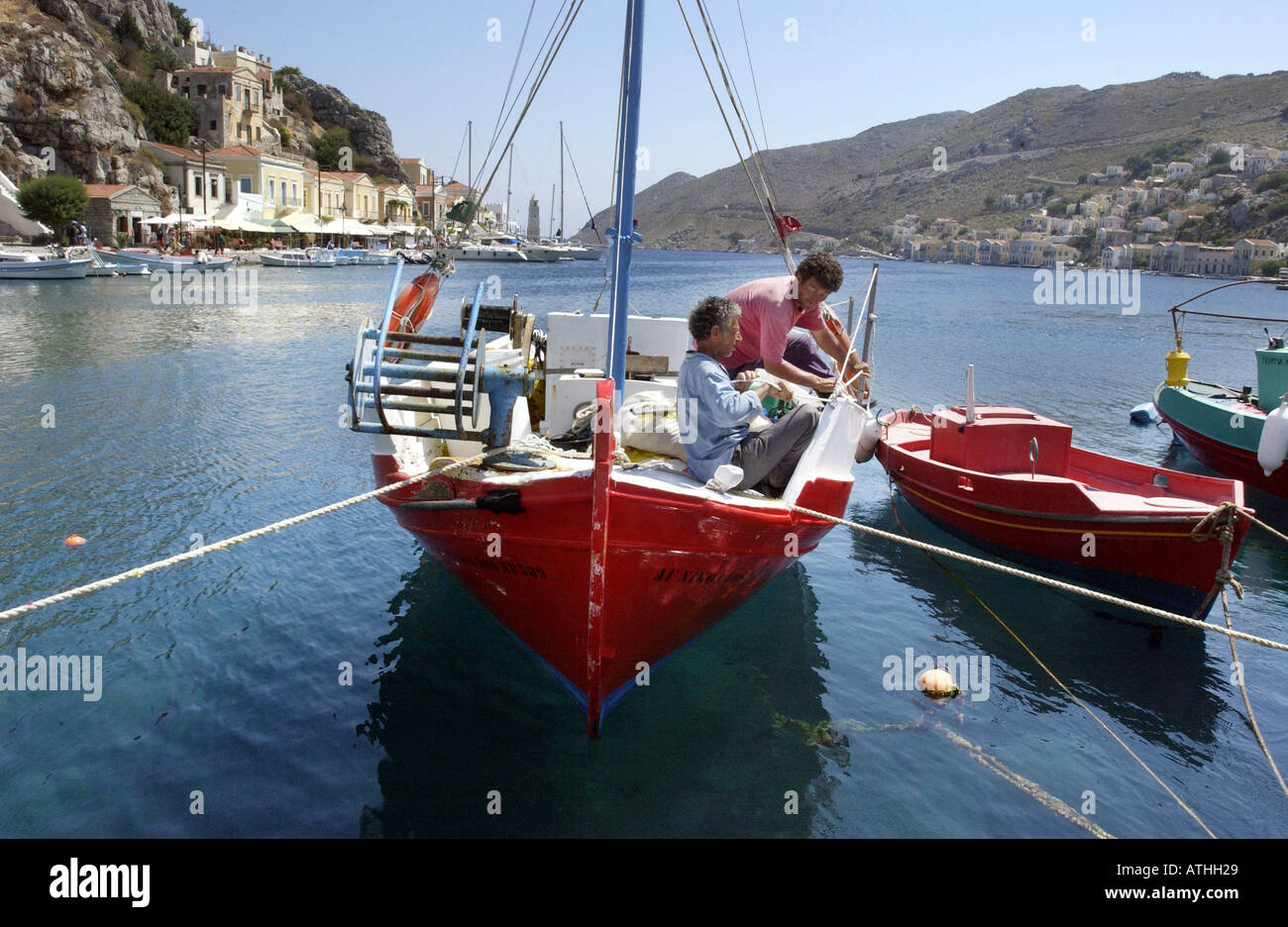 Les pêcheurs de l'île grecque de little red boat peint de couleurs vives. Banque D'Images