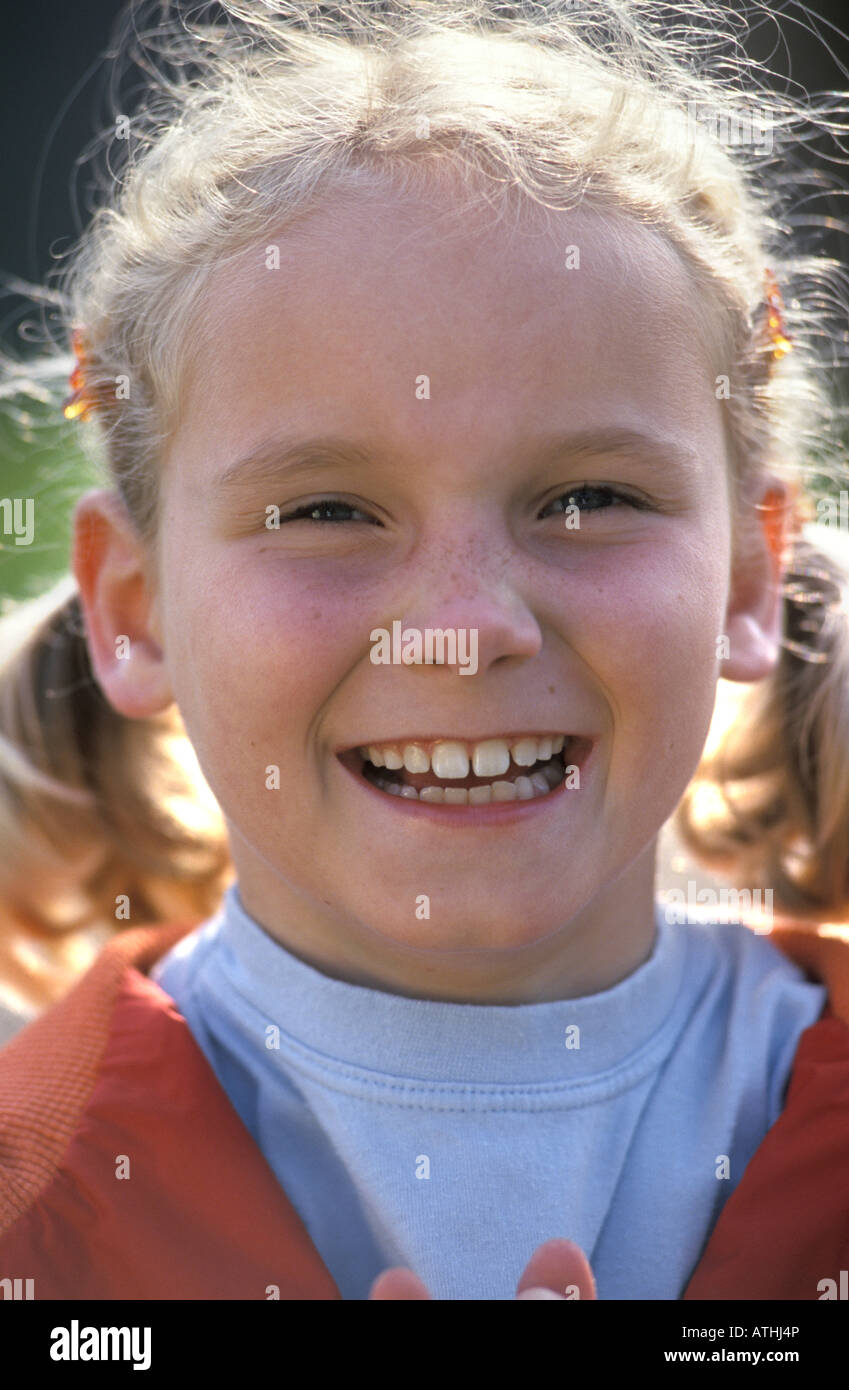 Portrait d'une jeune fille blonde rire Banque D'Images