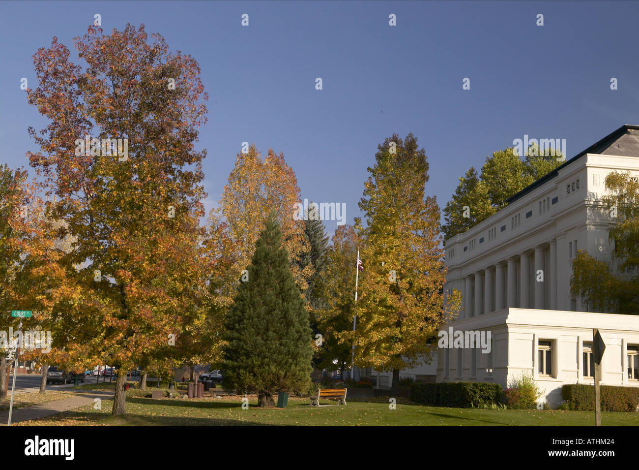 Le palais de justice historique dans Plumas Comté Californie La couleur de l'automne a commencé et les arbres sont de couleur or trembles Banque D'Images