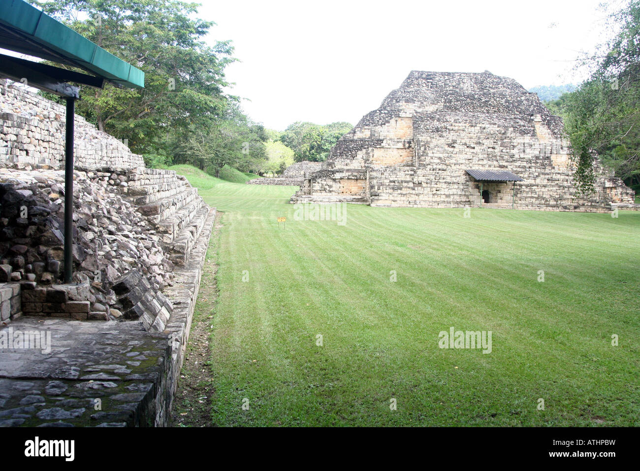 Les ruines mayas et pyraimds de El Puente, près de la ville de La Entrada, Honduras Copan ou non loin de la frontière guatémaltèque. Banque D'Images