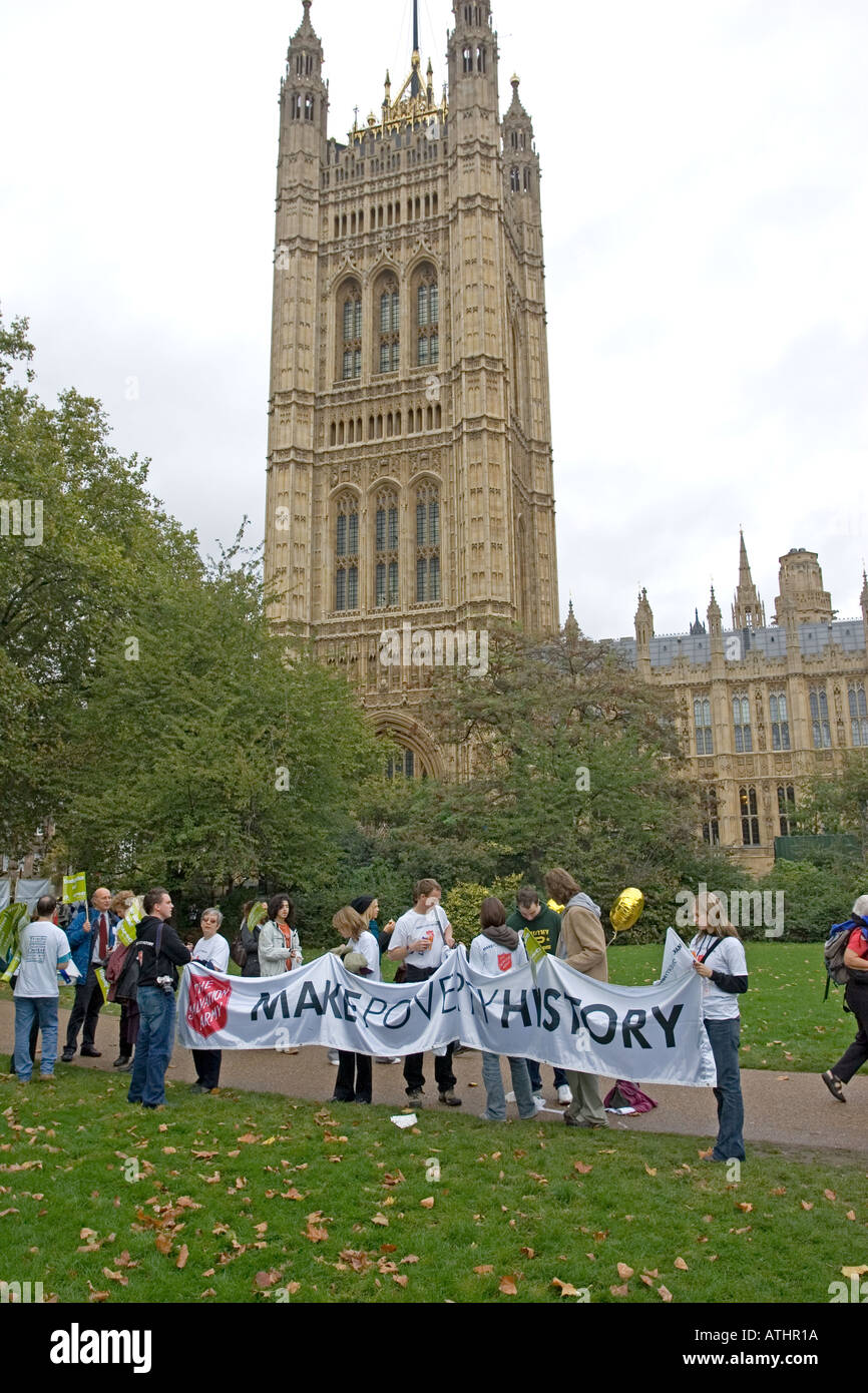 Les militants de l'Armée du Salut pour la lutte contre la pauvreté à l'extérieur des édifices du Parlement à Londres Banque D'Images